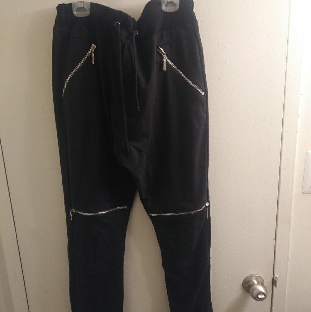 Sweat pants with zippers